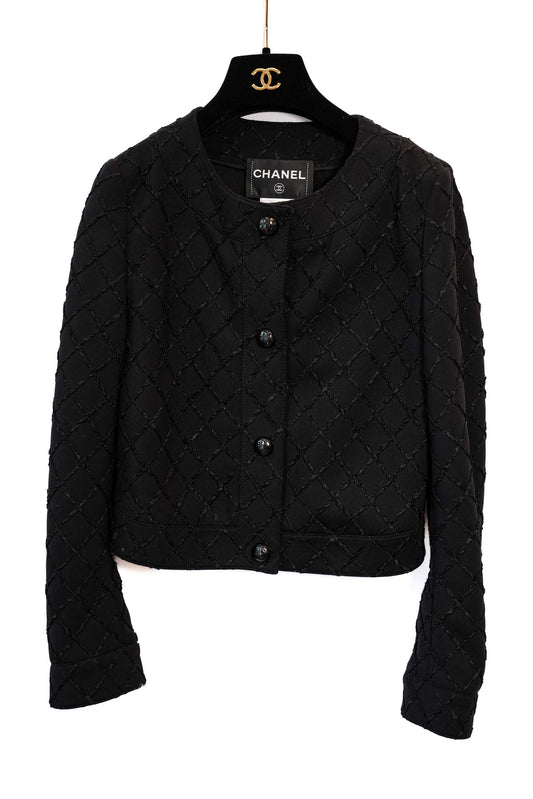 LA PETITE VESTE COURTE NOIRE CHANEL