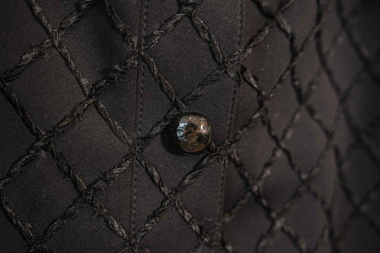 LA PETITE VESTE COURTE NOIRE CHANEL