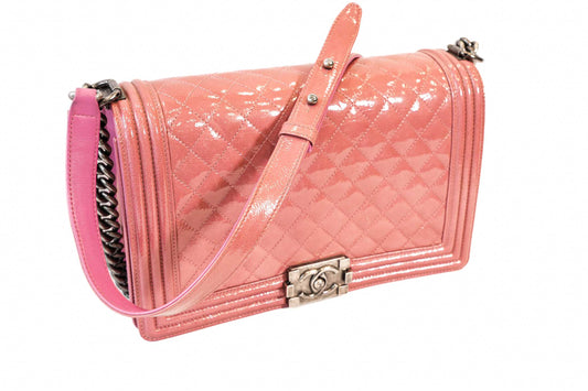 SAC BOY CHANEL EN CUIR VERNIS ROSE